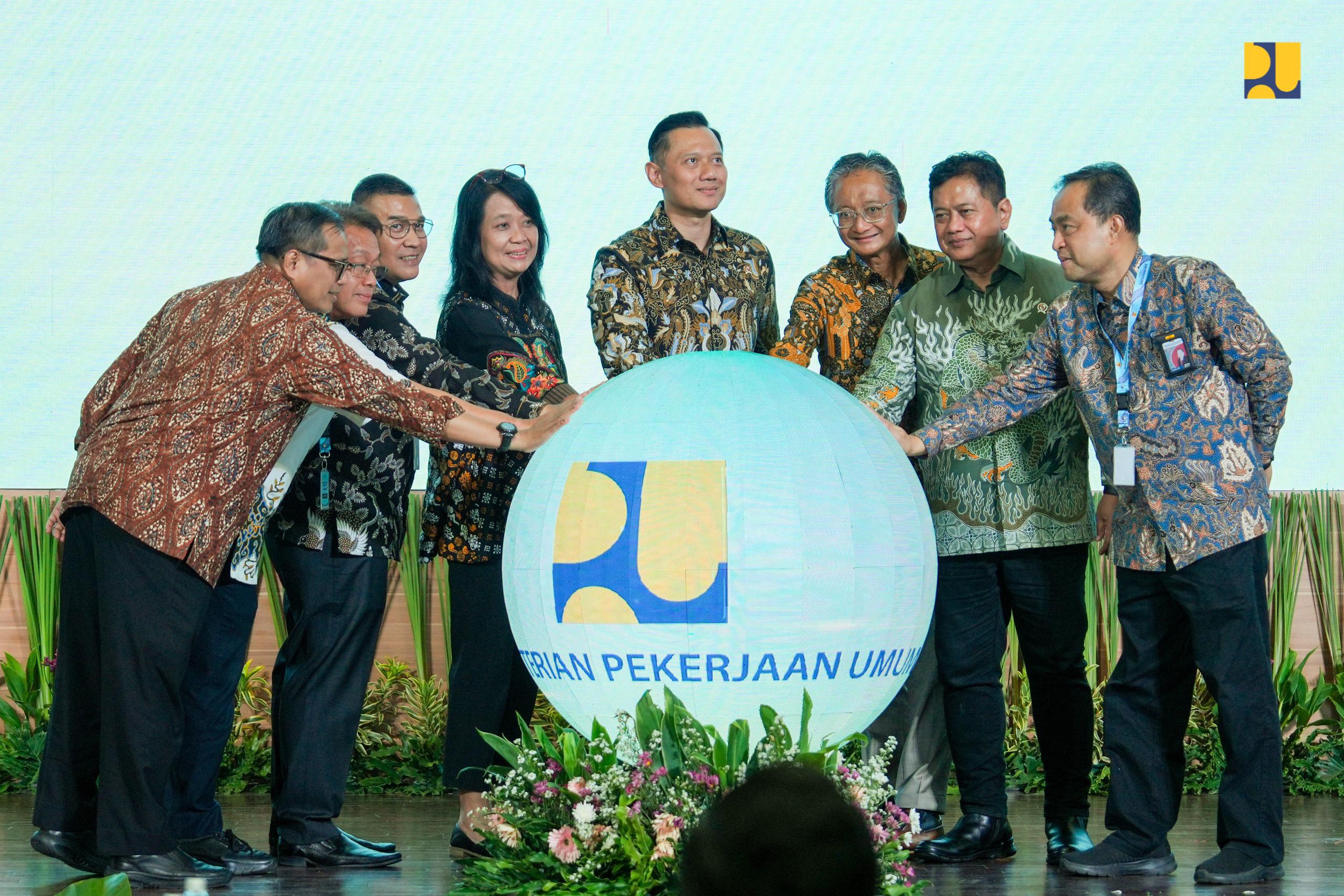 Menko Bidang Infrastruktur dan Pembangunan Kewilayahan Agus Harimurti Yudhoyono membuka Rakorbangwil Bidang PU Tahun 2024 di Jakarta, Jumat (8/11). (Kementerian PU) - Image