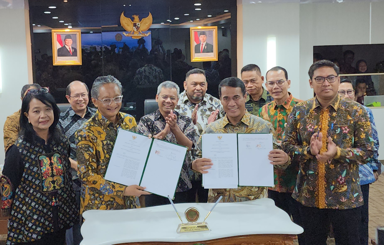 Menteri Pekerjaan Umum (PU) Dody Hanggodo bertemu dengan Menteri Pertanian Amran Sulaiman di kantor Kementerian Pertanian, Jumat (8/11). (Ilham Wancoko/Jawa Pos) - Image
