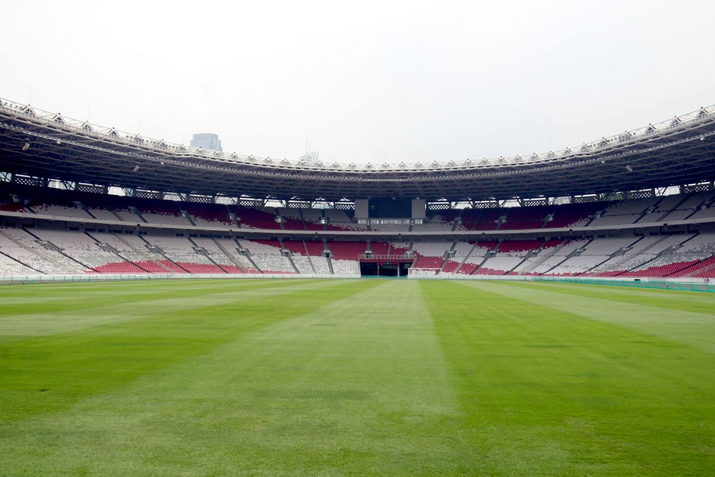 FILE - Suasana rumput dan Stadion Utama Gelora Bung Karno (SUGBK), Jakarta (Haritsah Almudatsir/Jawa Pos) - Image