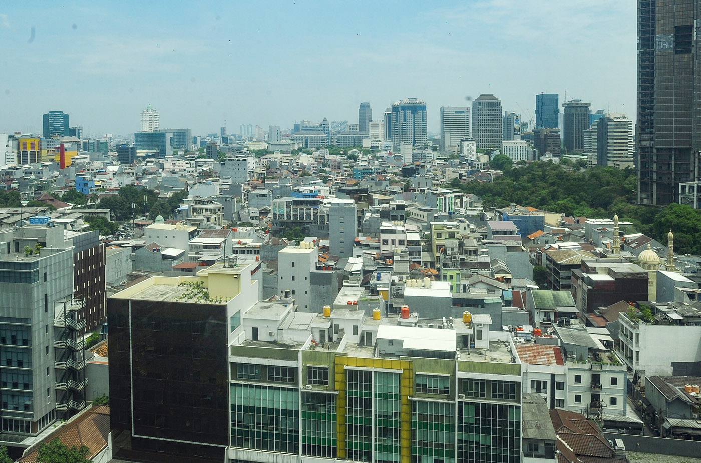 Suasana pemukiman padat penduduk warga yang penuh sesak di kawasan Tanah Abang, Jakarta Pusat. (Dery