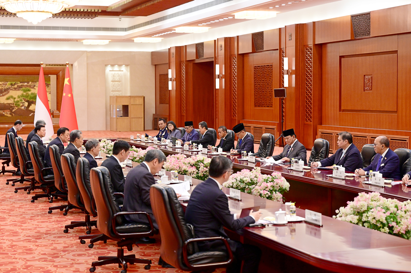 Presiden Prabowo Subianto didampingi sejumlah meteri kabinet Merah Putih saat melakukan pertemuan bilateral dengan Ketua Komite Tetap Kongres Rakyat Nasional China (National People Congress atau NPC) Zhao Leji di Balai Besar Rakyat, Beijing, China, Sabtu - Image
