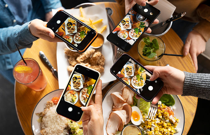 Ilustrasi Memfoto Makanan. - Image