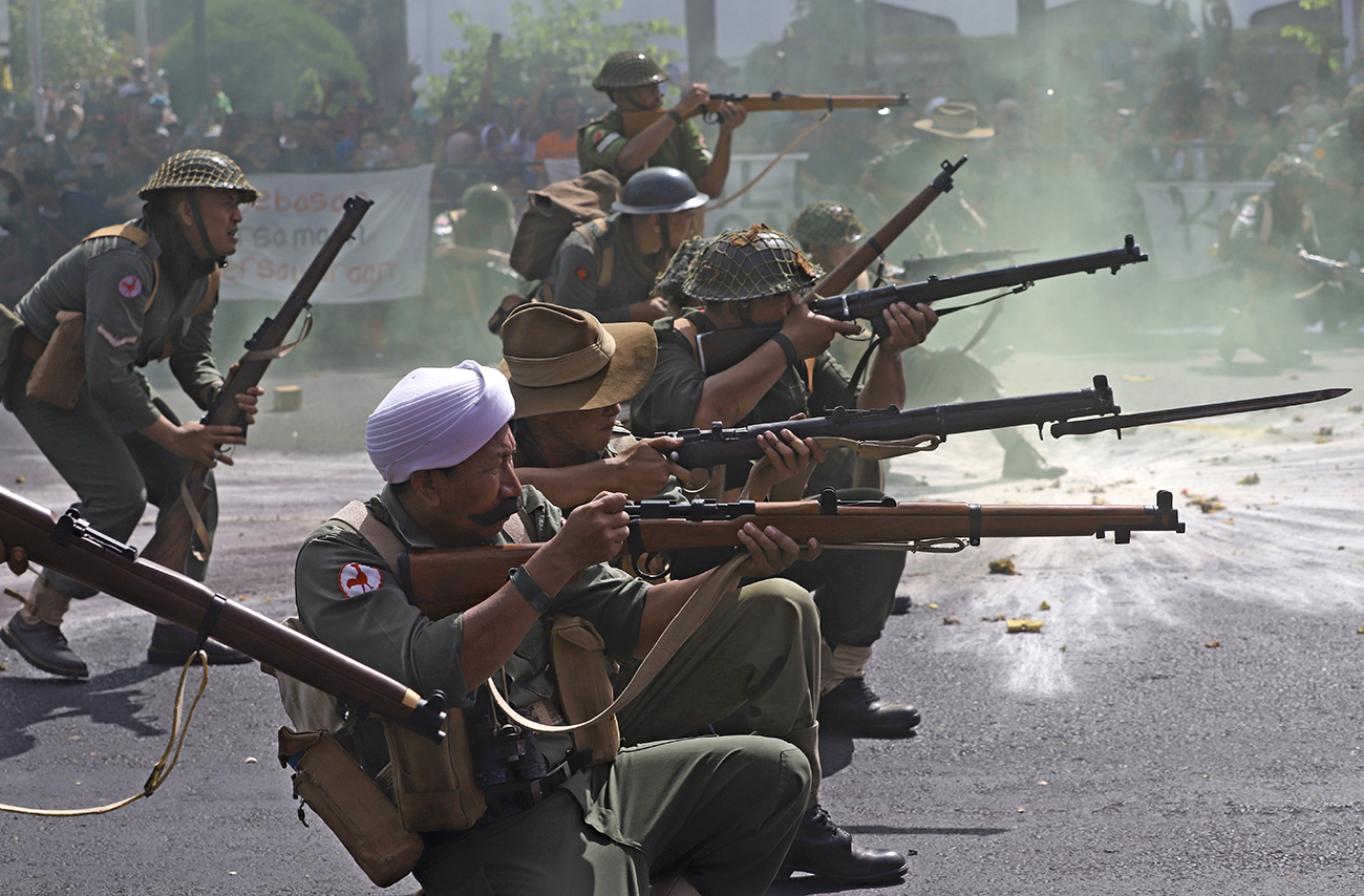 REKA ULANG: Teatrikal Parade Juang 2024 pekan lalu (3/11) yang diikuti ribuan peeserta dari elemen masyarakat diadakan untuk menjaga memori kolektif tentang perjuangan di Surabaya. - Image