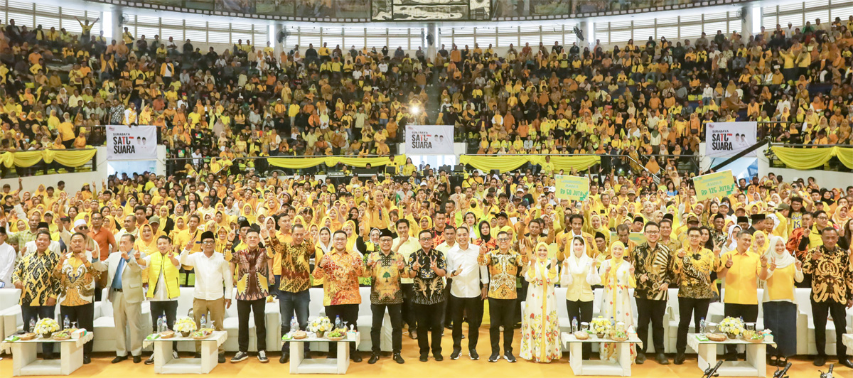 AJANG TEMU KANGEN: Sebanyak lima ribu relawan Surabaya berkumpul di Jawa Pos Arena mngikuti syukuran atas terpilih Adies Kadir sebagai wakil ketua DPR RI. (Foto: Alfian Rizal/Jawa Pos). - Image