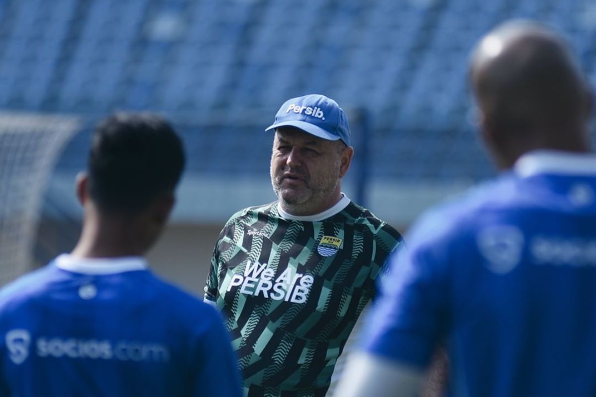 Bojan Hodak berikan dukungan Persib Bandung saat hadapi Lion City Sailors. (Media Persib) - Image