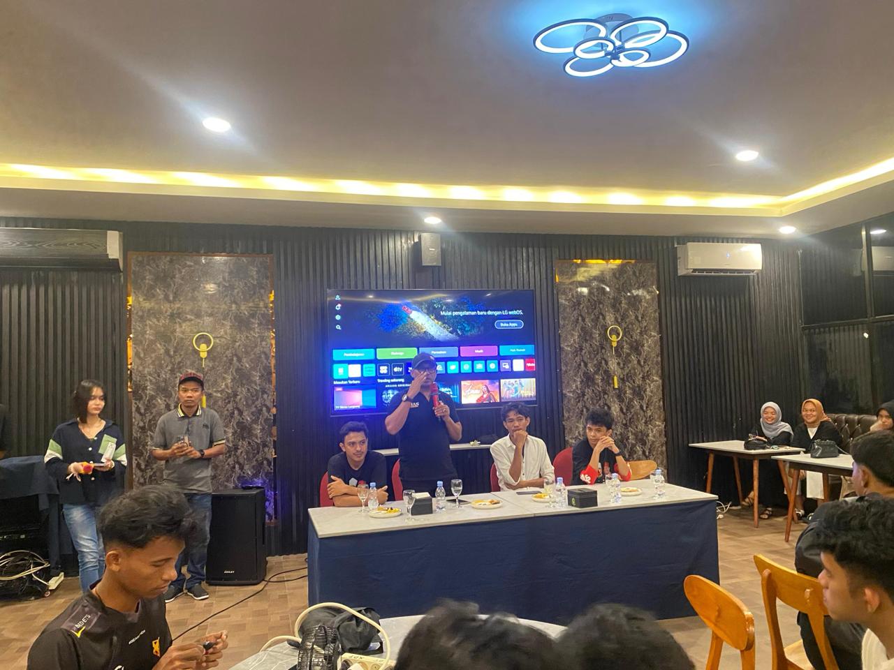 Calon Wakil Gubernur Maluku Utara, Asrul Rasyid Ichsan, dalam pagelaran tournament Esport yang di inisiasi oleh MAMUJA (Mahasiswa Maluku Utara, Jakarta-Jawa). (Istimewa) - Image