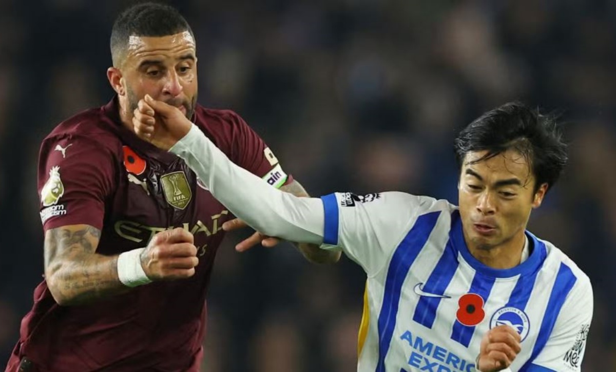Pemain Brighton and Hove Albion, Kaoru Mitoma (kanan), saat berduel dengan pemain Man City, Kyle Walker. Mitoma membawa timnya menang 2-1. (givemesport) - Image