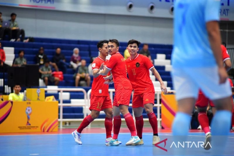 Para pemain tim futsal Indonesia melakukan selebrasi setelah mencetak gol ke gawang Kamboja saat laga Piala AFF 2024 di Thailand, Senin (4/11/2024). (ANTARA/FFI) - Image