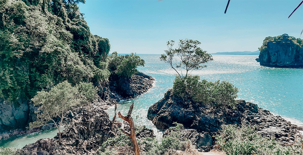 HATI-HATI: Pengunjung menyurusi jalan setapak untuk menuju Lembah Watu yang terletak di sekitar Pulau Kuyon. (HENNY SURYA AKBAR PUTRI/RADAR TRENGGALEK) - Image