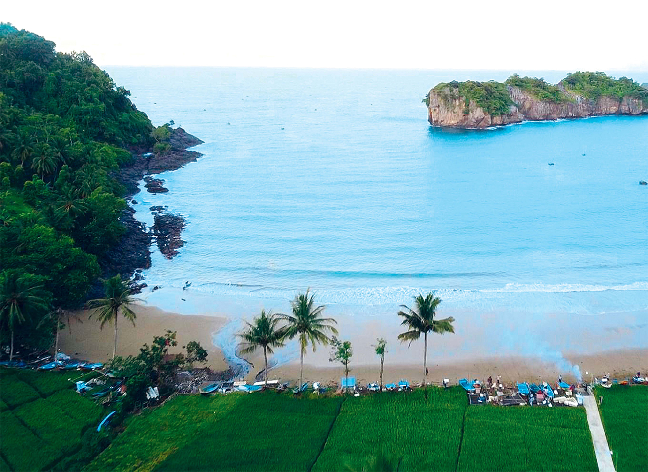 HIJAU BIRU: Salah satu daya tarik Pantai Kuyon adalah perpaduan pemandangan pantai dan hamparan sawah yang bersandingan. (Dok. Istimewa) - Image