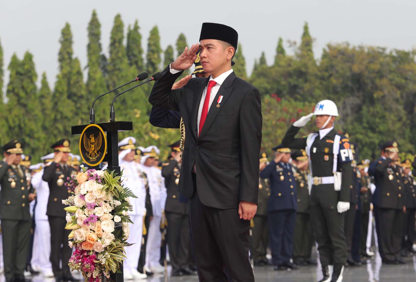 Wakil Presiden Gibran Rakabuming Raka memperingati Hari Pahlawan 2024 di Taman Makam Pahlawan Nasional Utama Kalibata, Jakarta, Minggu (10/11/2024). (Fedrik Tarigan/ Jawa Pos) - Image