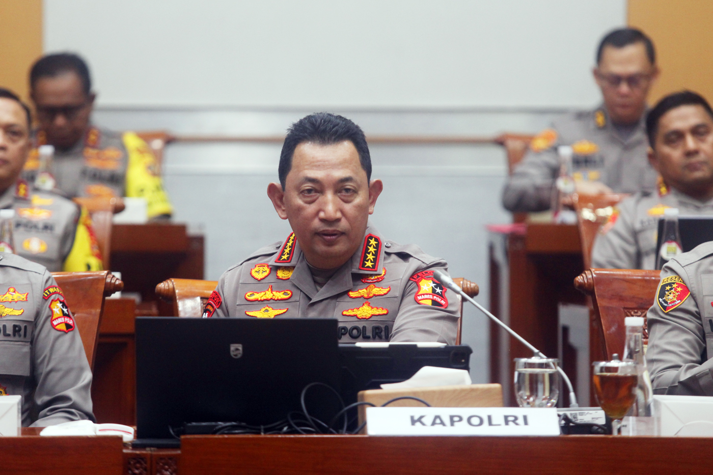 Kapolri Jenderal Pol Listyo Sigit Prabowo saat mengikuti rapat kerja dengan Komisi III DPR di Kompleks Parlemen, Senayan, Jakarta, Senin (11/11/2024). (Dery Ridwansah/ JawaPos.com) - Image
