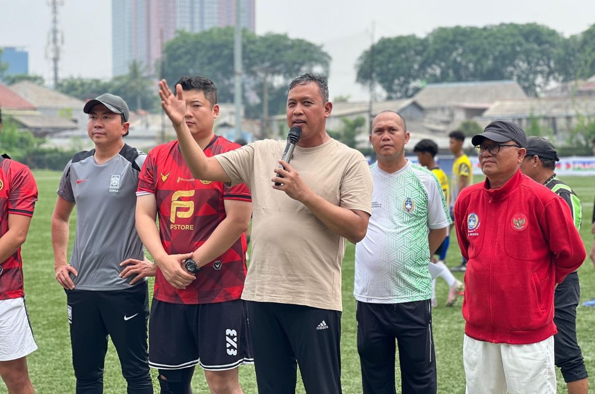Ketua Umum KONI Kota Bekasi Tri Adhianto pimpin seleksi pemain sepak bola U-15 di BISF, sebelum dikirim berlatih di Korea Selatan. (Istimewa) - Image