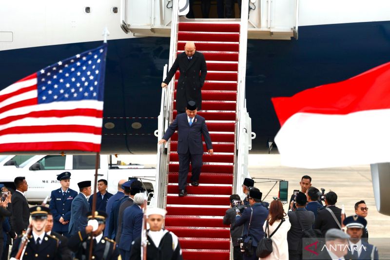 Presiden Prabowo Subianto saat tiba di Maryland, Amerika Serikat, Minggu (10/11/2024). Kedatangan Presiden Prabowo ke AS untuk bertemu dengan Presiden AS Joe Biden. (ANTARA) - Image