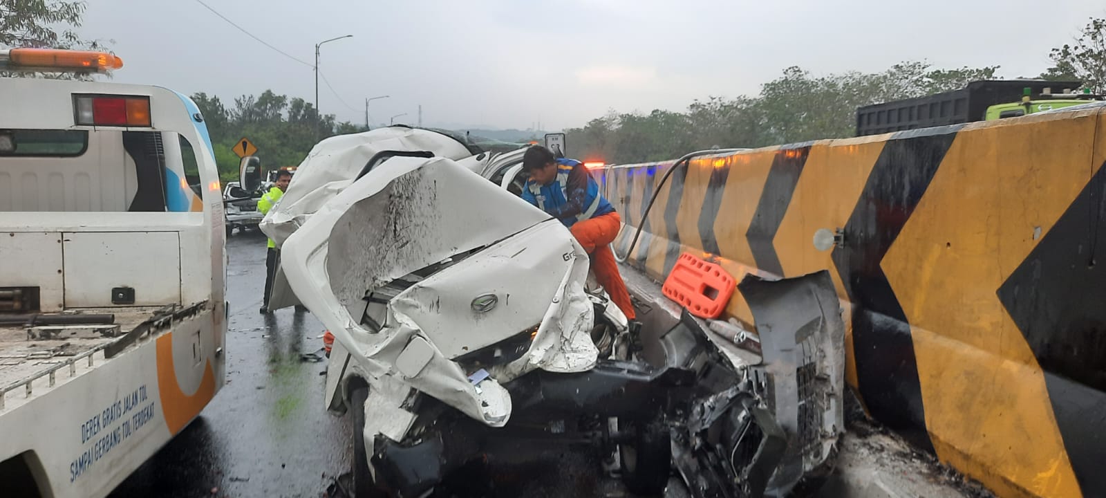 Pihak kepolisian masih mendalami terkait kecelakaan di Km 92 Tol Cipulang, Purwakarta. Sejauh ini, kecelakaan diduga disebabkan oleh truk barang. (Istimewa) - Image