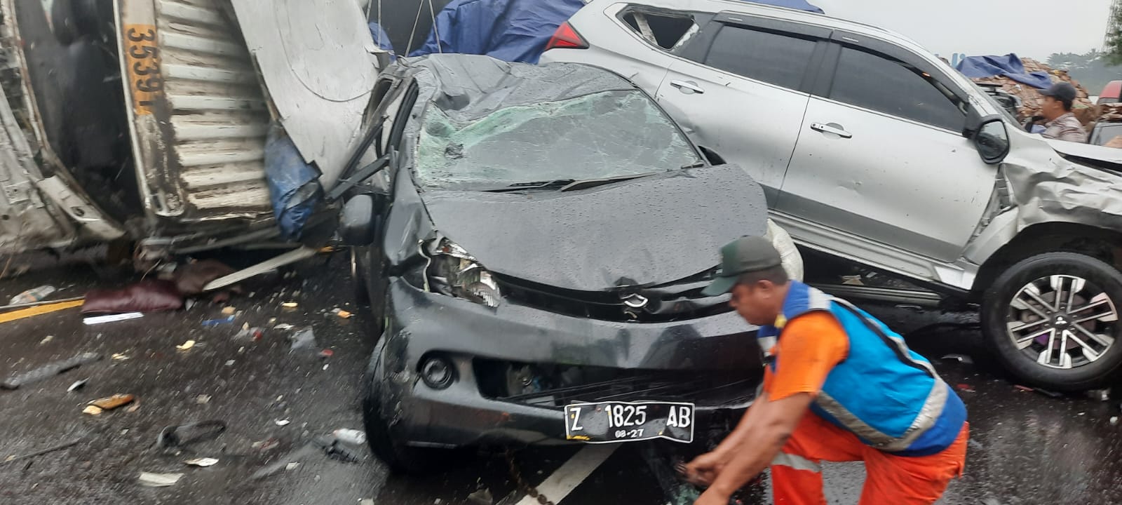 Kecelakaan beruntun di Jalan Tol Purbaleunyi kilometer 92 arah Jakarta. (Istimewa) - Image