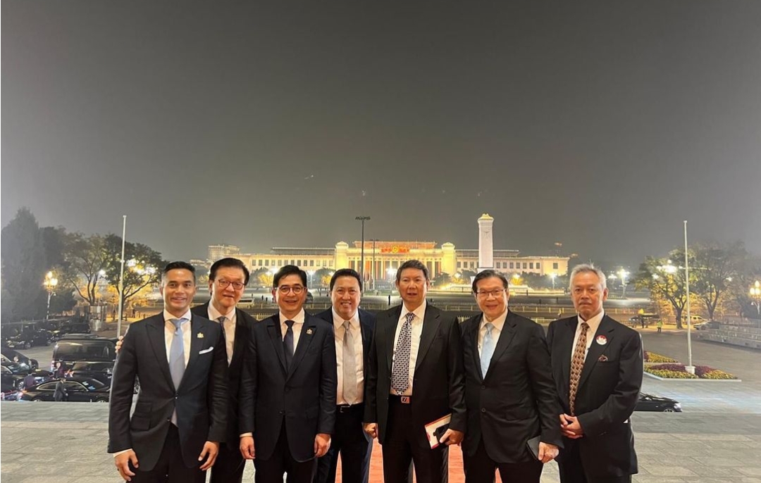 Presiden Direktur PT Indika Energy Tbk (INDY) membagikan potret bersama para taipan di depan gedung Great Hall of the People, Tiananmen Square, Beijing. (Instagram Arsjad Rasjid) - Image
