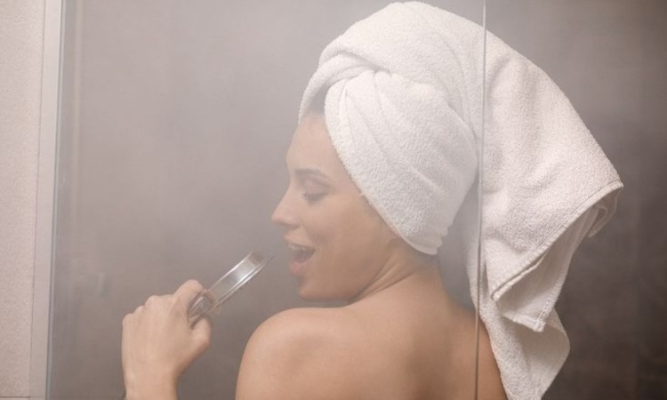Orang yang rutin bernyanyi di kamar mandi biasanya menunjukkan 9 perilaku ini, menurut psikologi. (freepik) - Image