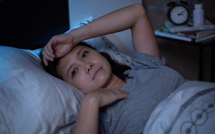 ilustrasi seseorang yang berpikir berlebihan sebelum tidur/ Sumber foto: Freepik - Image