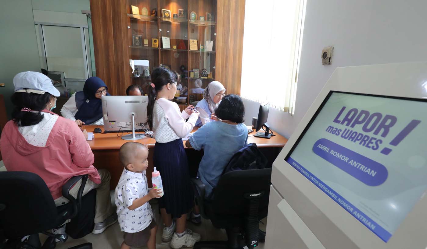 Petugas melayani laporan warga di Istana Wakil Presiden, Jakarta, Senin (11/11/2024). Wakil Presiden Gibran Rakabuming Raka meluncurkan program Lapor Mas Wapres bagi masyarakat yang ingin menyampaikan keluhan, saran, dan gagasan secara langsung setiap Sen - Image