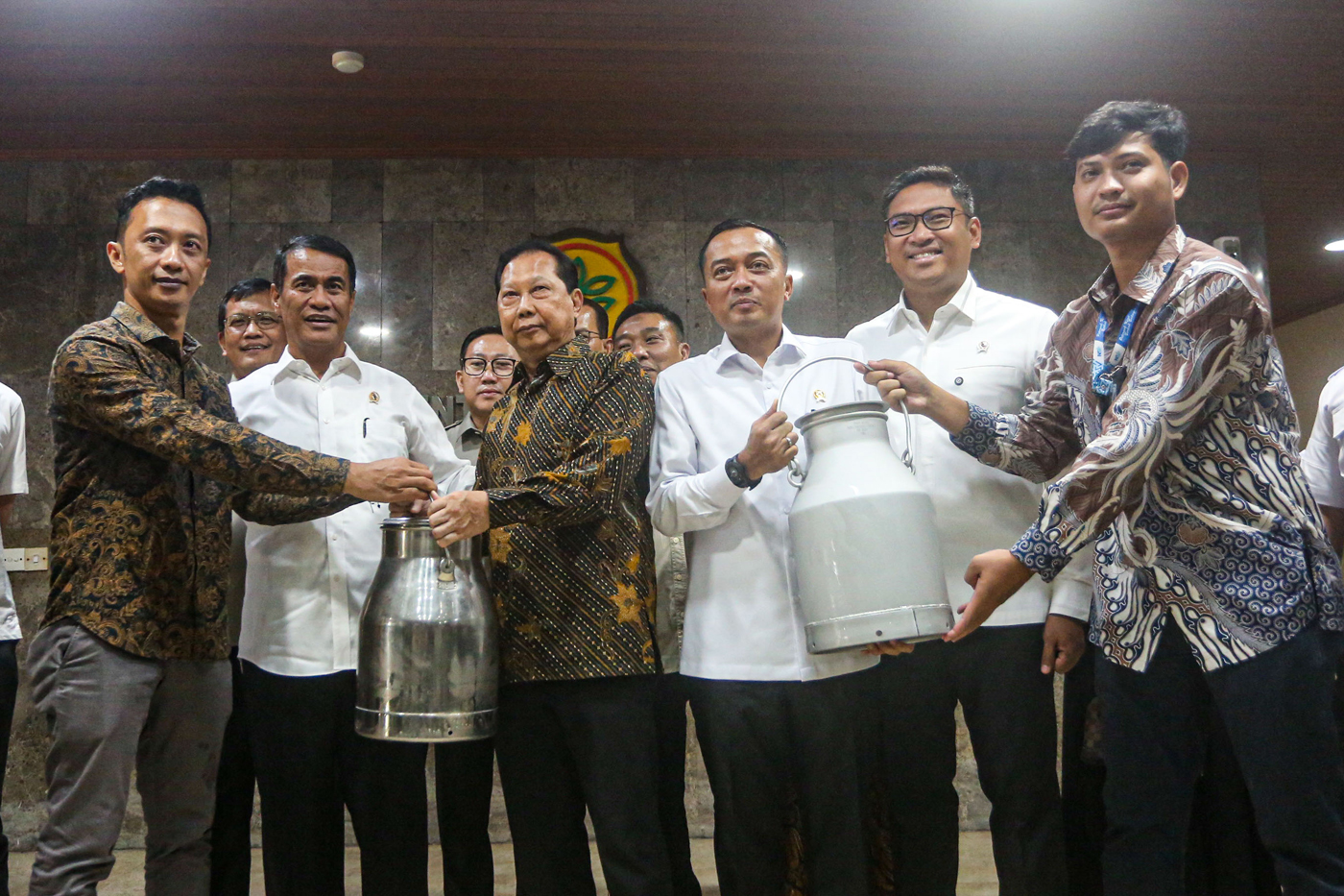 Menteri Pertanian (Mentan) Andi Amran Sulaiman (kedua kiri) bersma Mensesneg Prasetyo Hadi (ketiga kanan) dan Wakil Mentri Pertanian Sudaryono (kedua kanan) mempertemukan peternak sapi perah, pengepul, dan industri pengolahan susu di Gedung Kementrian Per - Image