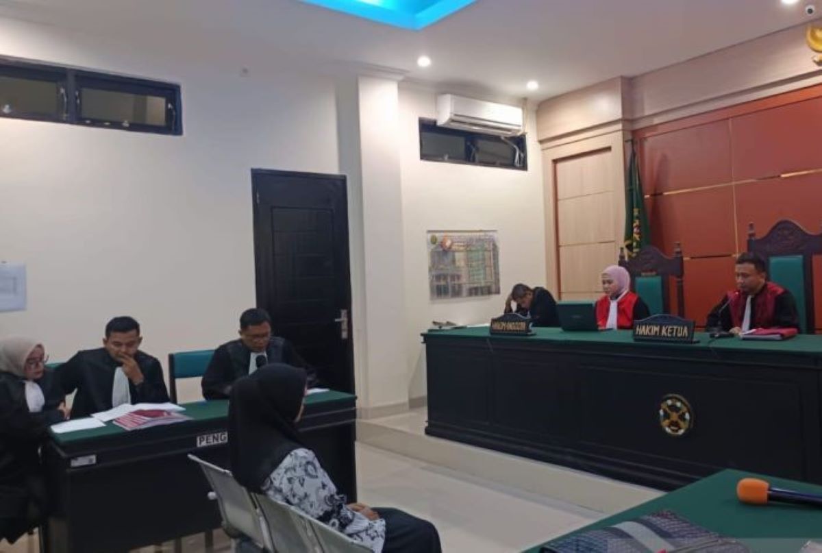 Sidang terdakwa Guru SD Negeri 4 Baito dengan agenda pembacaan tuntutan, di Pengadilan Negeri Andoolo, Konsel, Senin (11/11). (Andryan/Antara) - Image