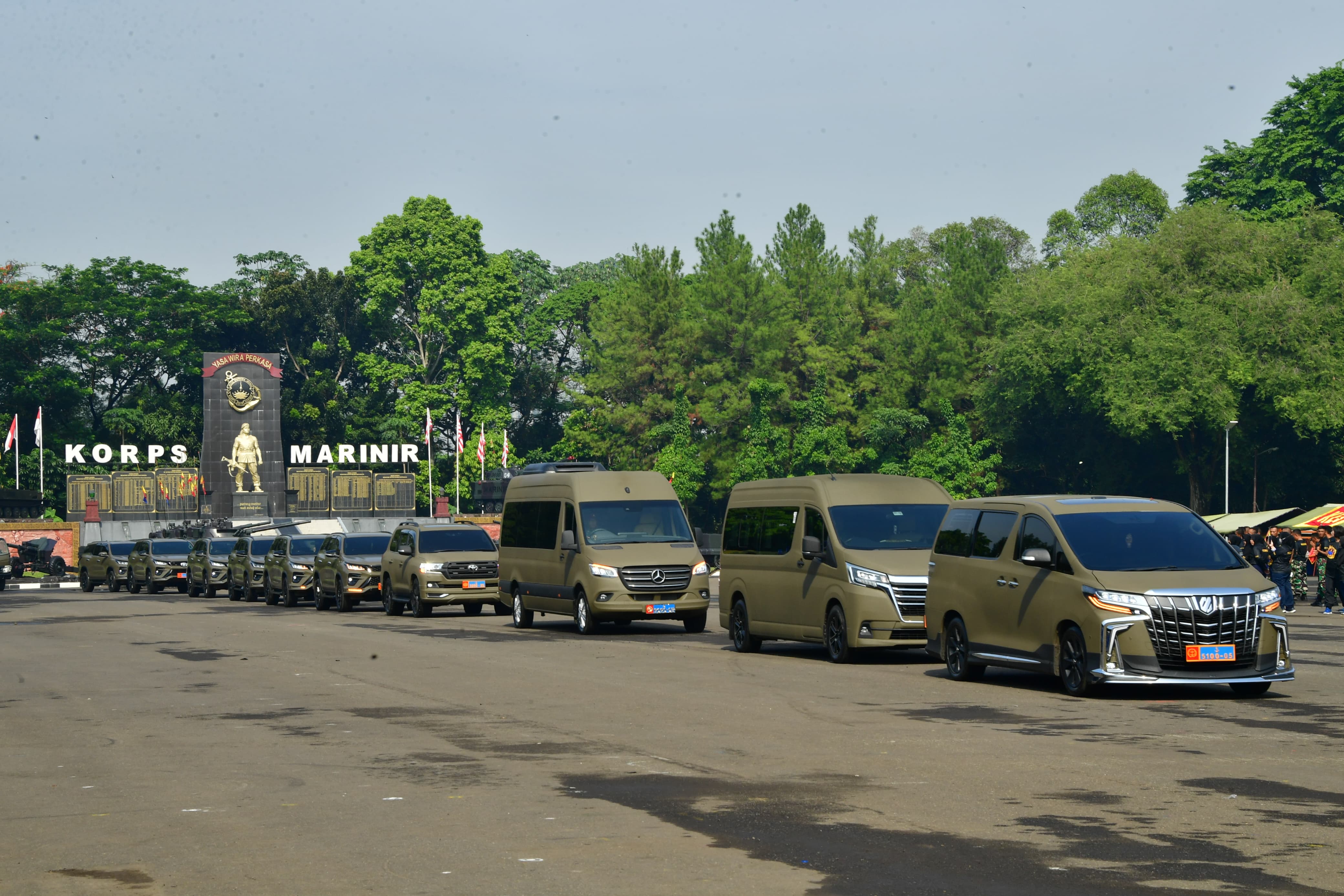 Deretan kendaraan dinas dan kendaraan operasional baru untuk Korps Marinir TNI AL. (TNI AL) - Image