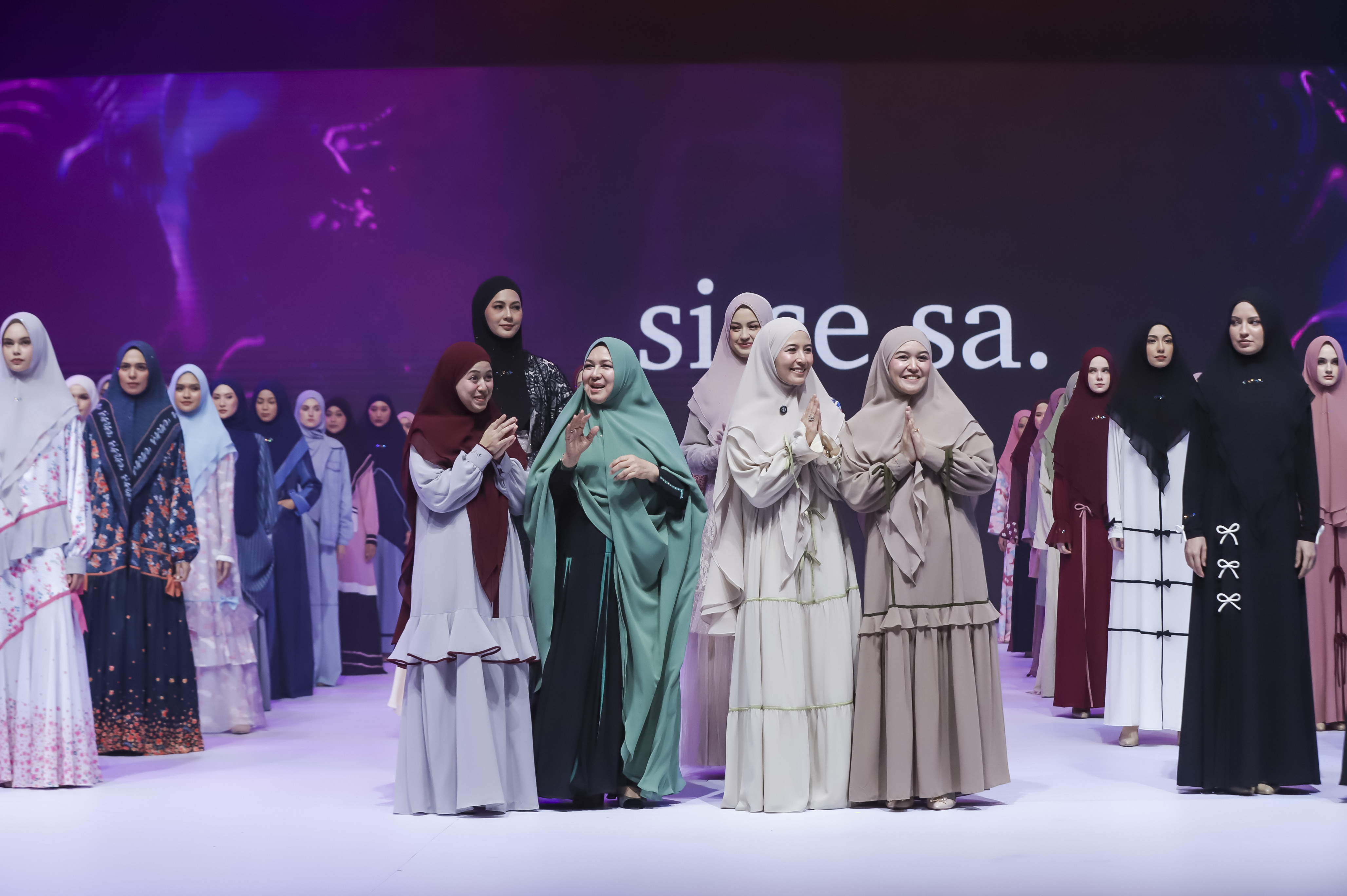 Koleksi Si.Se.Sa. dalam Annual Fashion Show Blossom of Hope: Bloom with Purpose, Shine with Hope. (IST) - Image