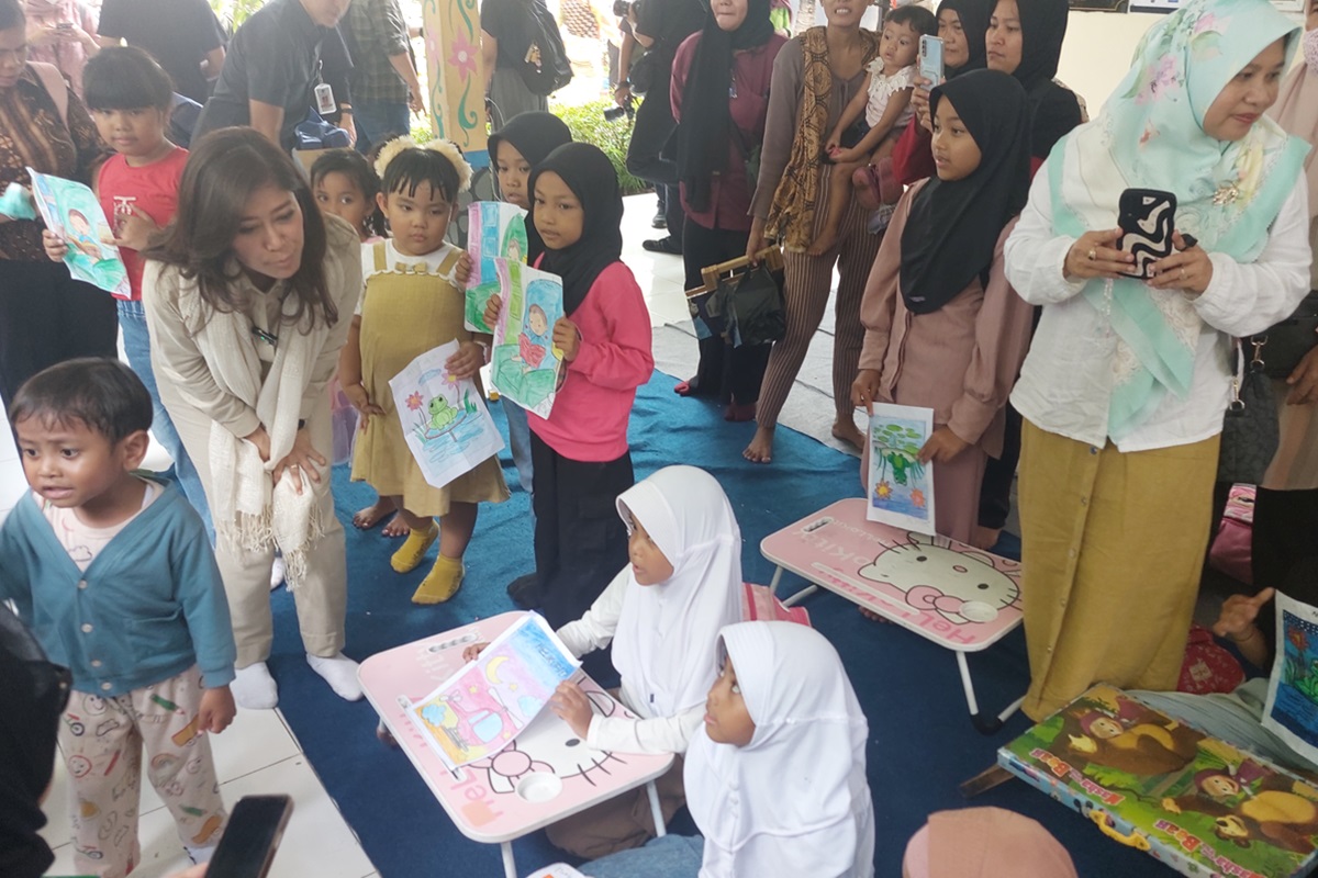Menkomdigi Meutya Hafid dan Pj Gubernur DKI Jakarta Teguh Setyabudi menghadiri Acara Edukasi dan Pelatihan Literasi Digital di RPTRA Intiland Teduh, Semper Barat, Cilincing, Jakut, Selasa (12/11). - Image