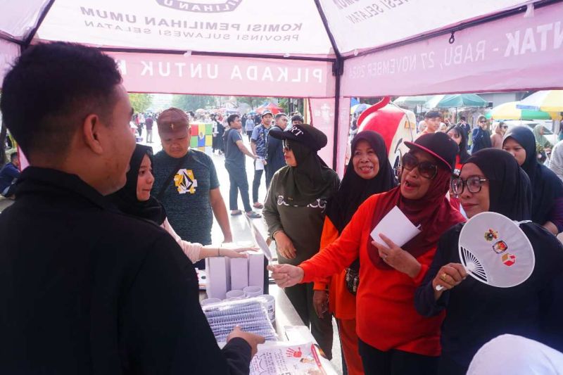 Tim Departemen Ilmu Politik Fisip Unhas saat melakukan sosialisasi pilkada damai di CFD Boulevard Makassar. (ANTARA/FISIP Unhas) - Image