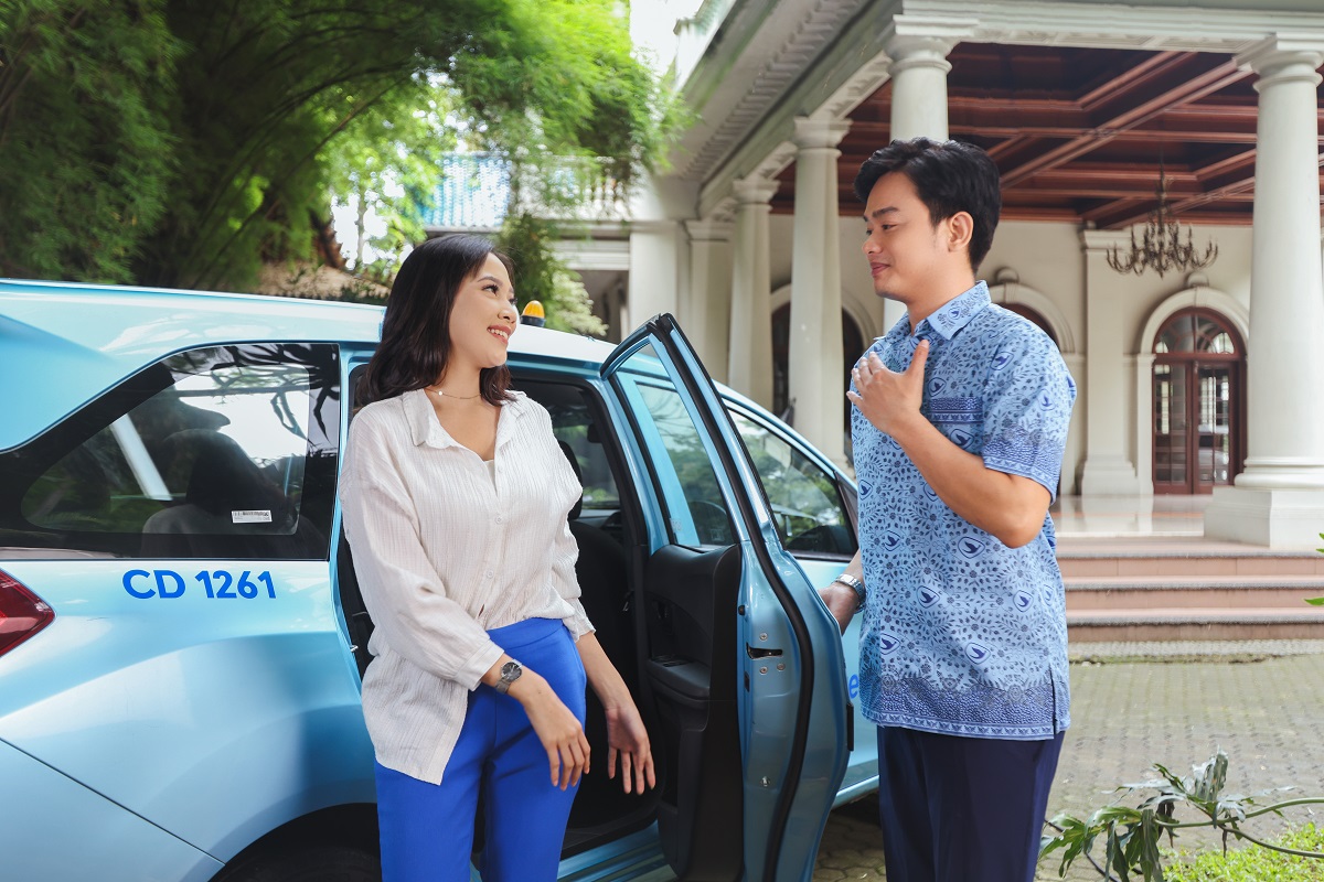 Hari Pahlawan menjadi pengingat bahwa sosok berjasa di kehidupan modern ini bisa hadir dalam keseharian, termasuk di balik kemudi Bluebird. (Istimewa) - Image