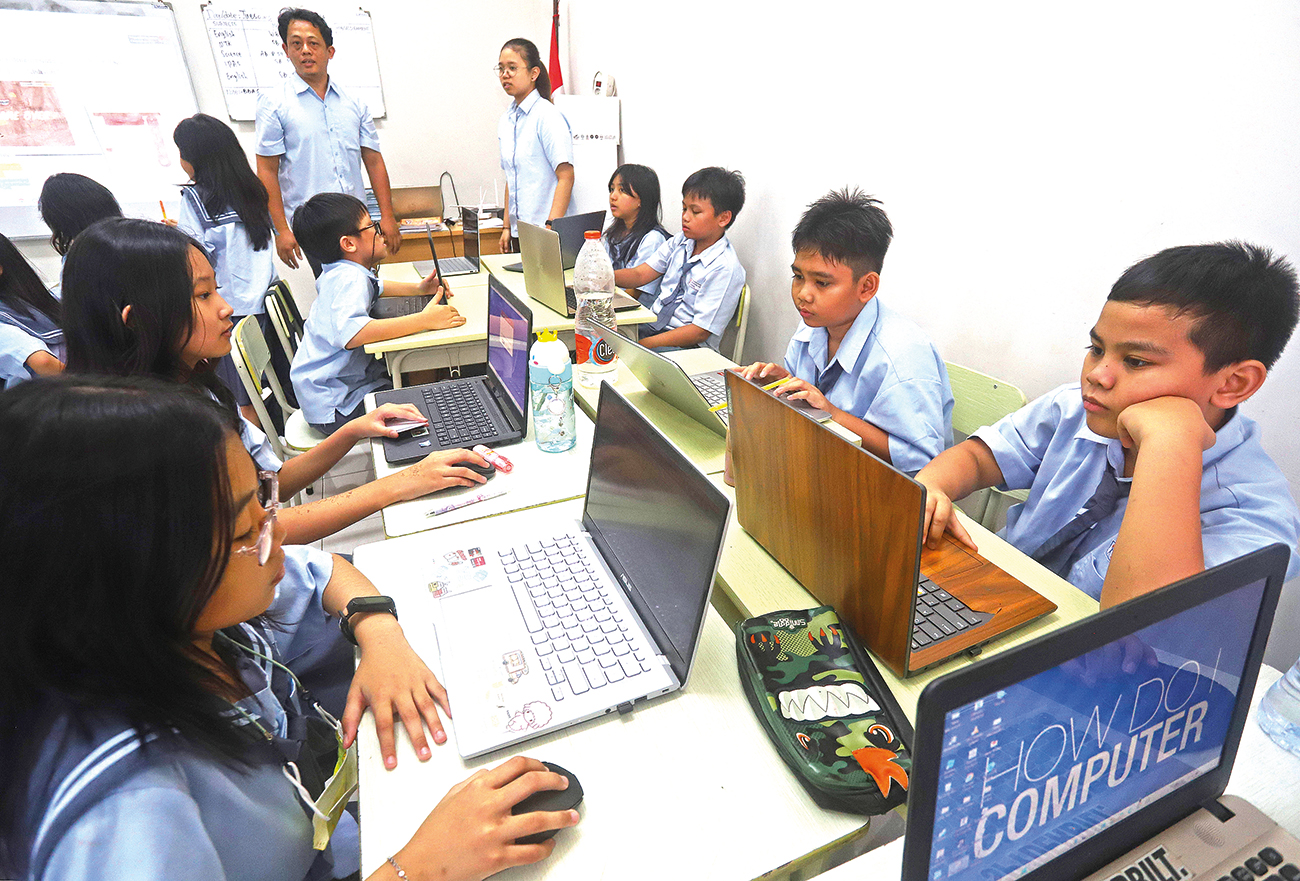 SERIUS: Murid SD Growing Kid School mengikuti pembelajaran coding Selasa (12/11). Murid sekolah itu memperoleh materi coding sejak tiga tahun lalu. (AHMAD KHUSAINI / JAWA POS) - Image