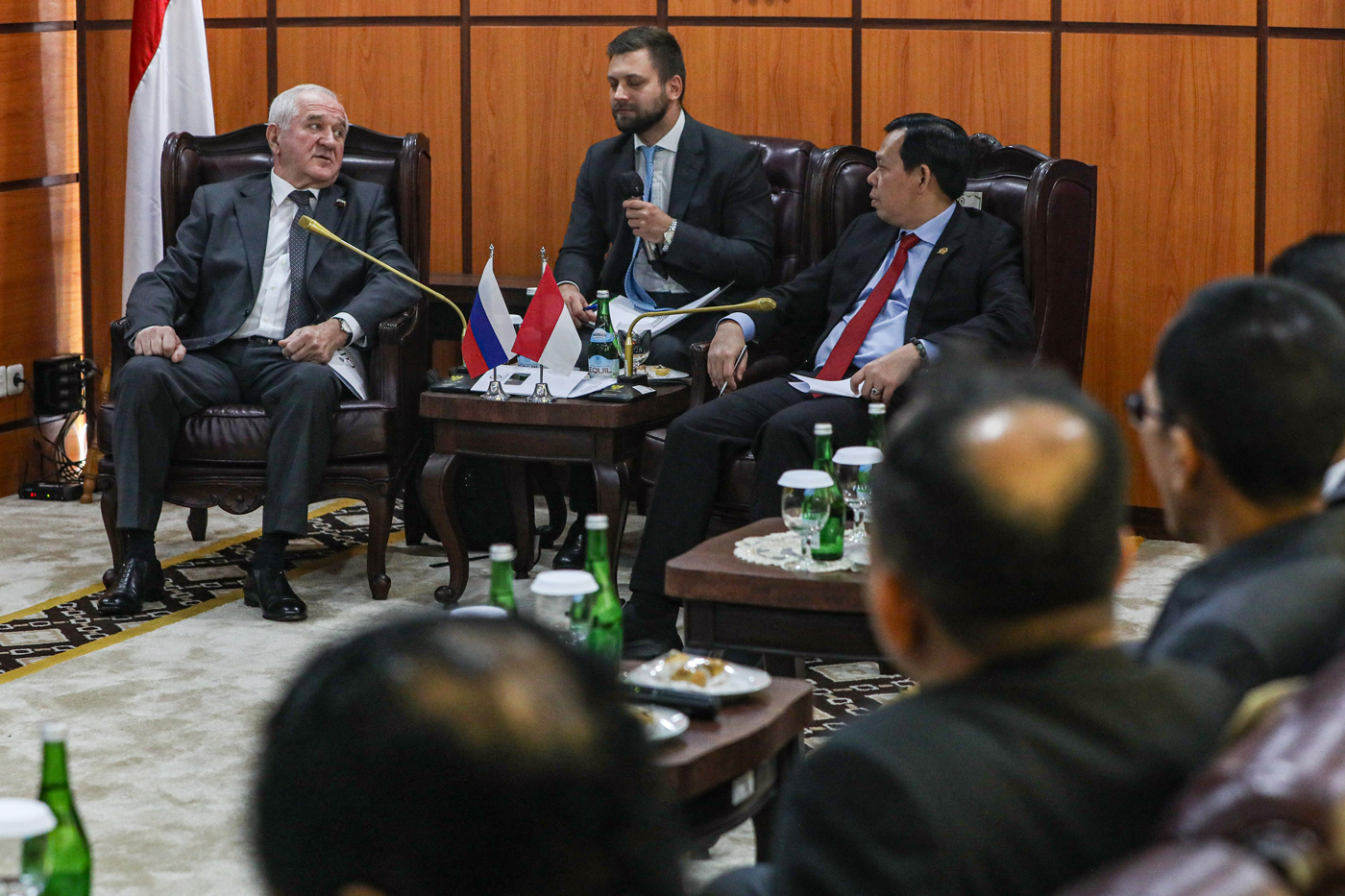 Ketua DPD RI Sultan Bachtiar Najamudin (kanan) dan Ketua Komite Dewan Federasi Bidang Pertahanan dan