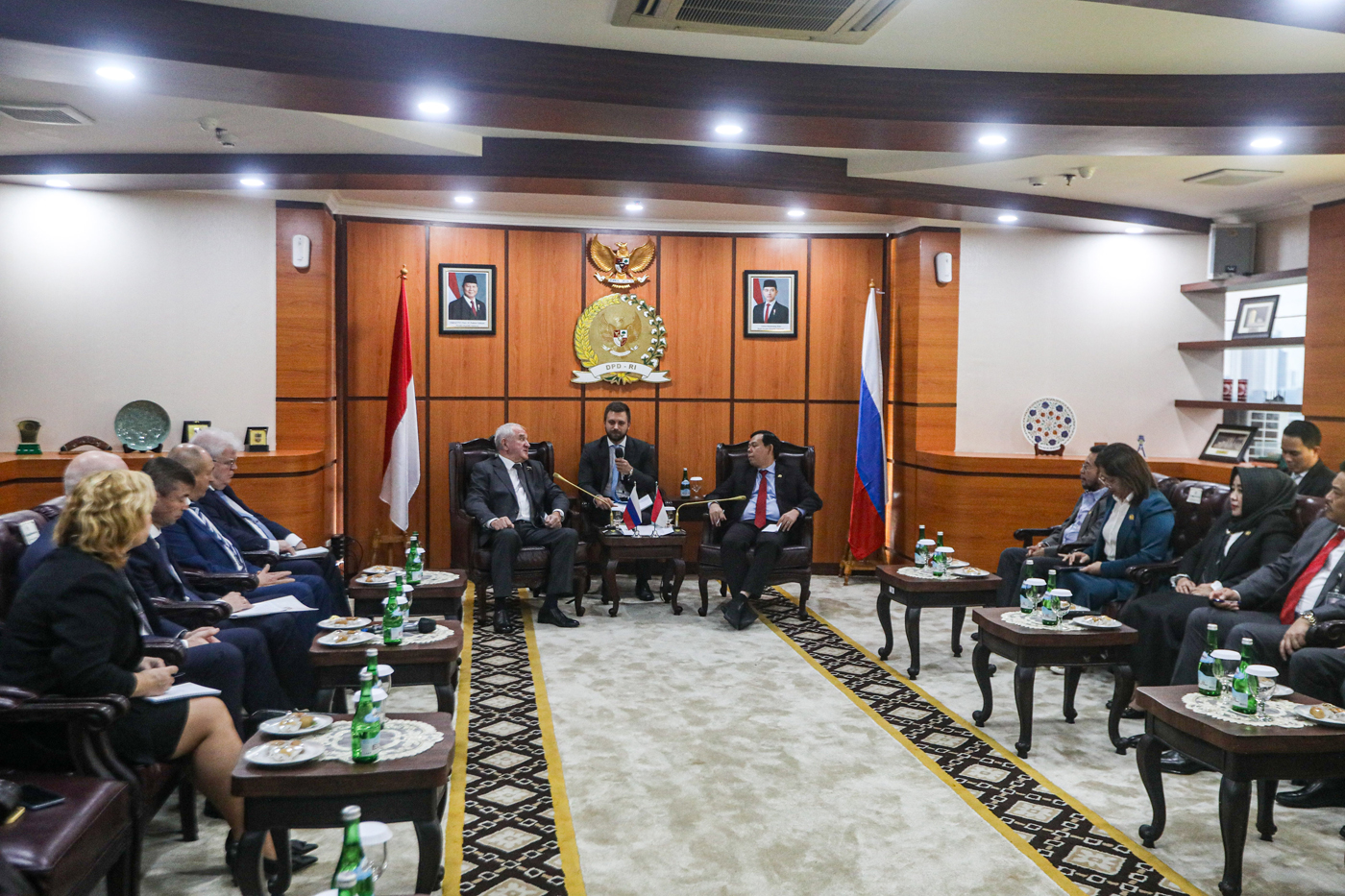 Ketua DPD RI Sultan Bachtiar Najamudin (kanan) dan Ketua Komite Dewan Federasi Bidang Pertahanan dan