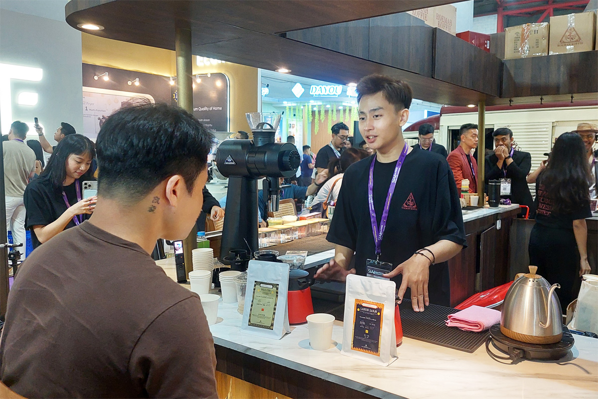 Pengunjung di booth Roemah Koffie dalam pameran SIAL Interfood 2024 di Hal A2, JIEXPO Kemayoran, Jakarta, Rabu (13/11). - Image