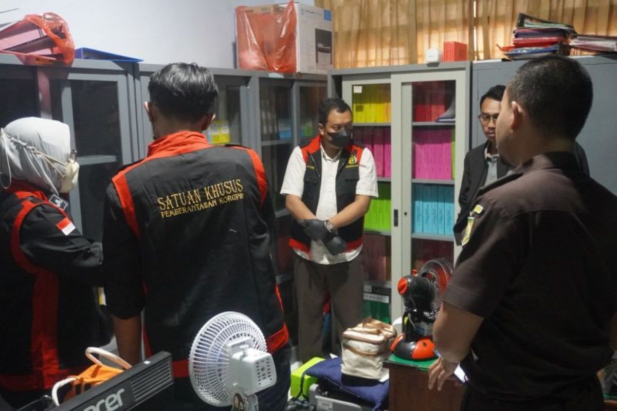 Petugas menggeledah ruangan kantor SMK PGRI 2 Ponorogo, Selasa (12/11) malam (Kejari Ponorogo/Antara) - Image