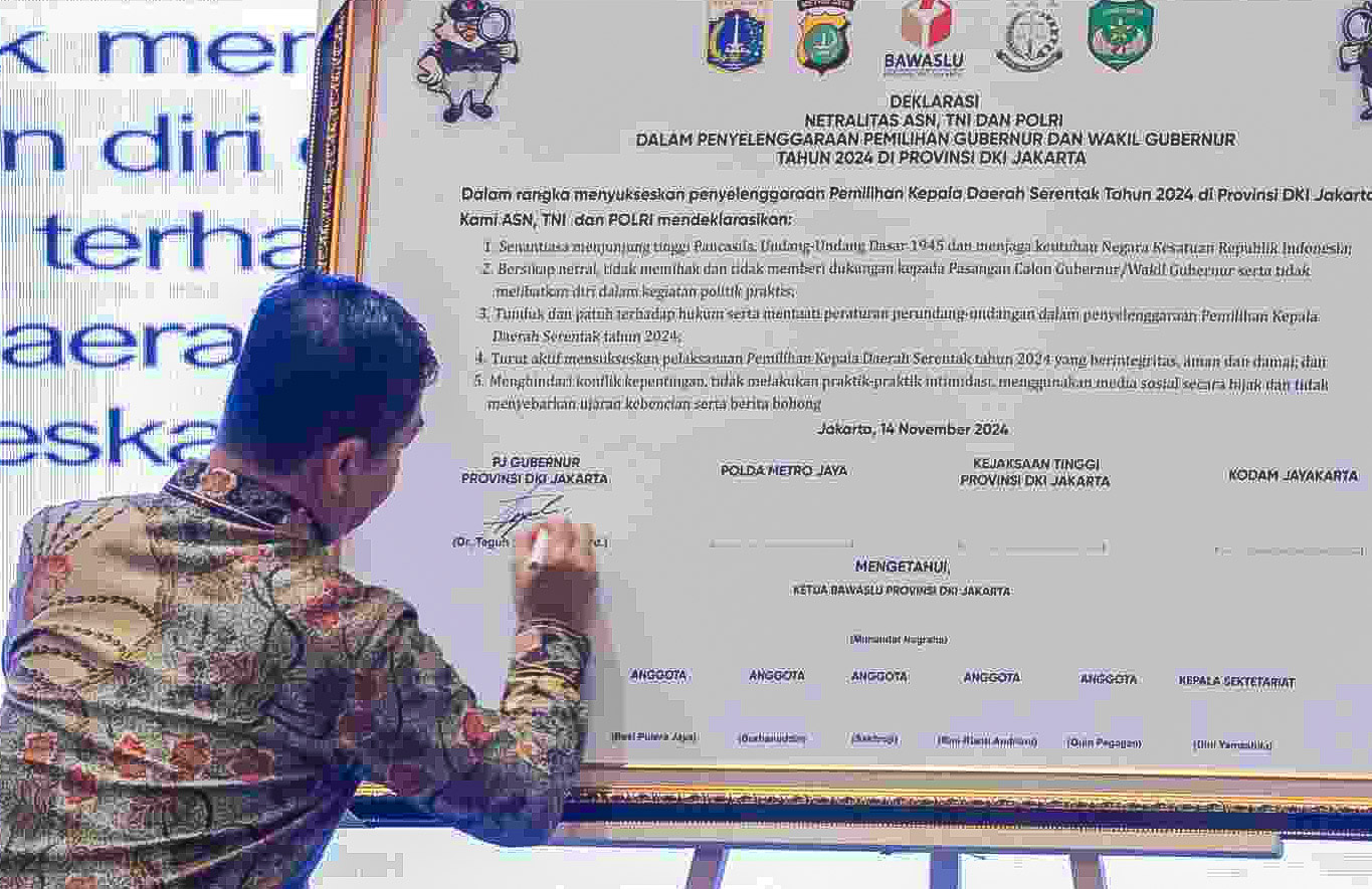 Penjabat (Pj) Gubernur DKI Jakarta Teguh Setyabudi menandatangani kesepahaman netralitas Aparatur Sipil Negara (ASN) Pemprov DKI Jakarta dan TNI-Polri yang digelar di Hotel Grand Mercure Jakarta. - Image