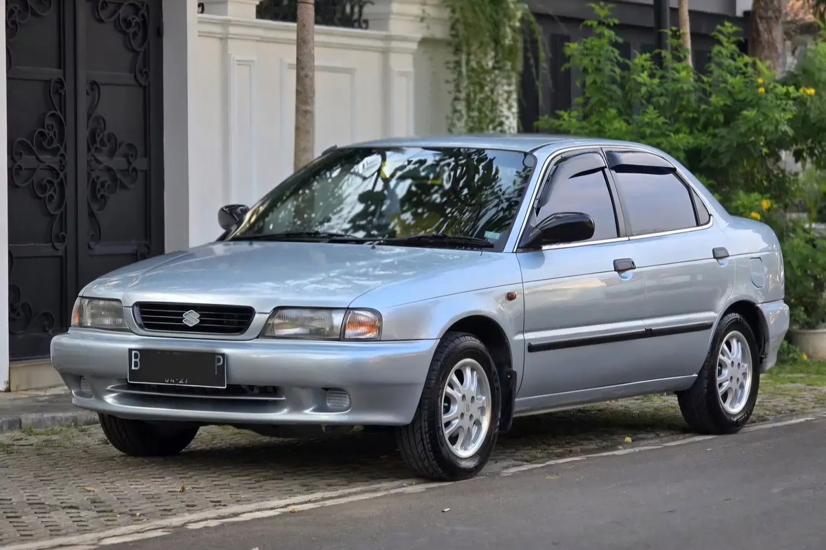 Suzuki Baleno sedan bekas harganya cuma setara motor matic baru. (OLX) - Image