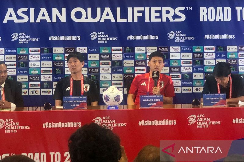 Pelatih timnas Jepang Hajime Moriyasu (dua dari kiri) dan pemain Wataru Endo (dua dari kanan) berbicara pada jumpa pers pra laga dengan awak media. (ANTARA) - Image