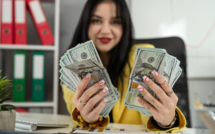 ilustrasi seseorang hatinya senang berkat rezekinya deras tak tersumbat/ Sumber foto: Freepik - Image