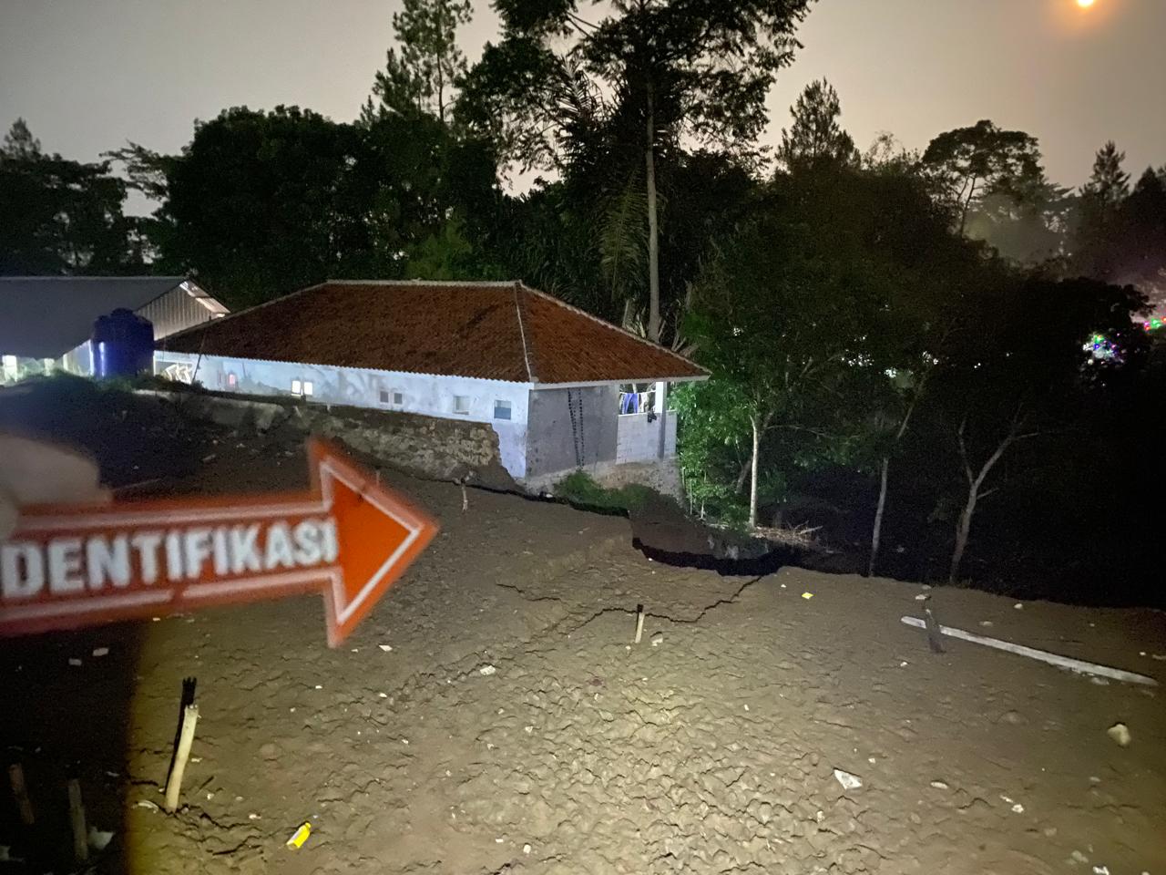 Lokasi tembok Pesantren Yaspida Sukabumi yang Roboh dan menimpa para santri. (Polres Sukabumi) - Image