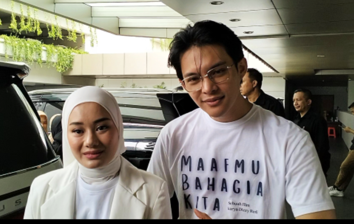 Dinda Hauw dan Rey Mbayang tampil di film Maafmu Bahagia Kita. (Abdul Rahman/JawaPos.com) - Image