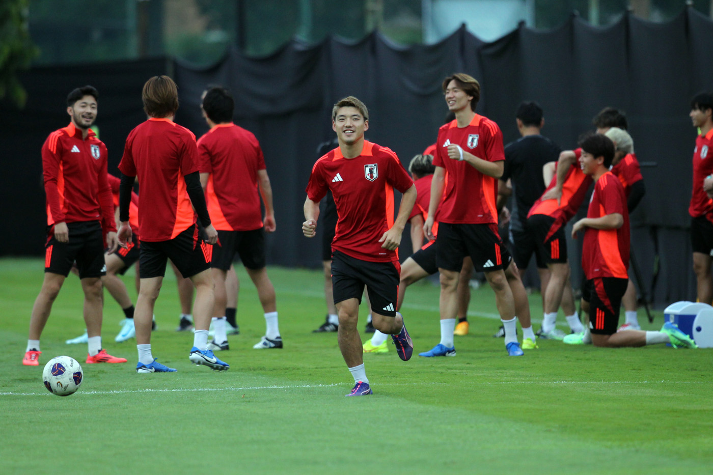 Sejumlah pesepak bola timnas Jepang mengikuti sesi latihan di Lapangan A komplek Stadion Utama Gelora Bung Karno (SUGBK), Jakarta, Rabu (13/11/2024). (Haritsah Almudatsir/Jawa Pos) - Image