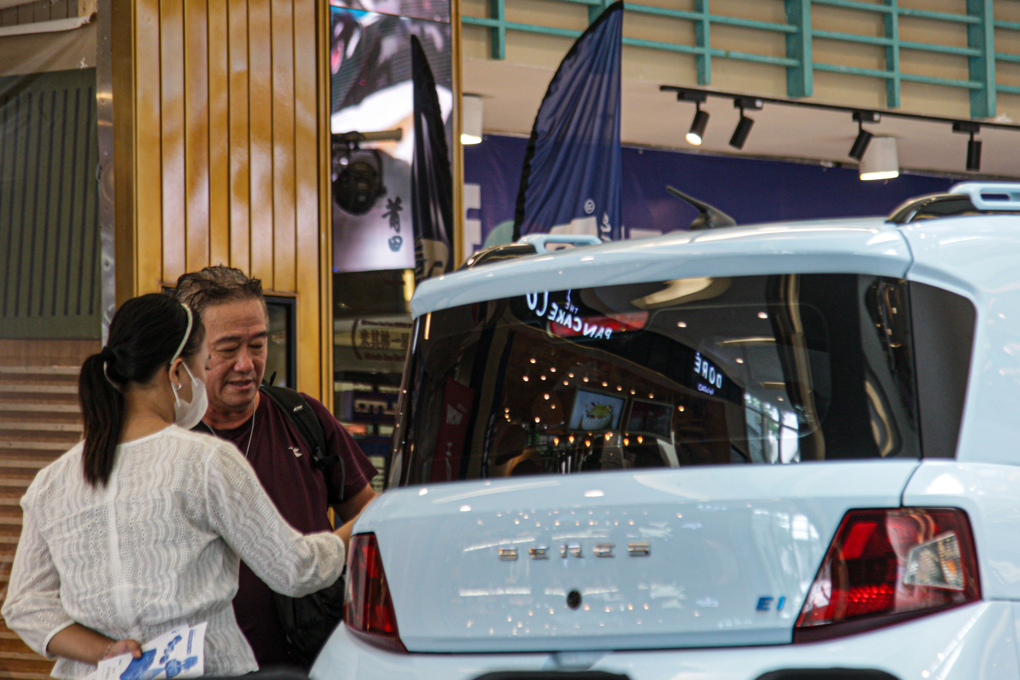 Sejumlah pengunjung melihat mobil listrik yang di pajang di Living World Alam Sutera, Tangerang Selatan, Rabu (13/11/2024). (Hanung Hambara/ Jawa Pos) - Image