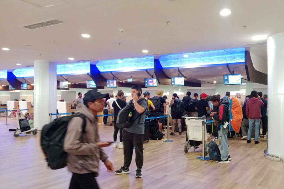Aktivitas penerbangan di PT Angkasa Pura I Bandara Lombok, Nusa Tenggara Barat, kembali normal pasca terdampak sebaran abu vulkanik erupsi Gunung Lewotobi Laki-laki, Kamis (14/11). (ANTARA) - Image
