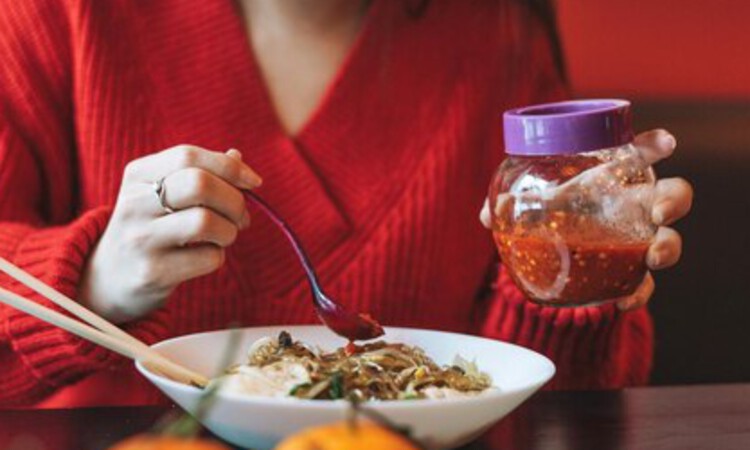 Ilustrasi orang suka makanan pedas (Freepik) - Image