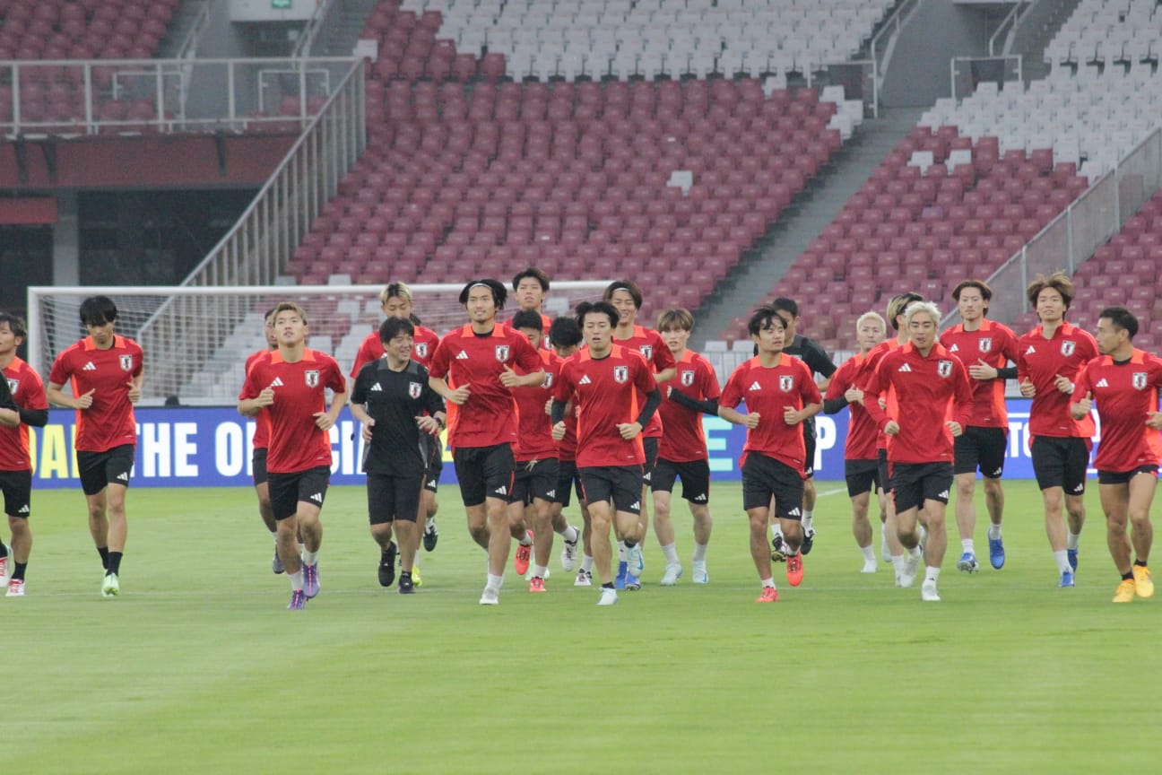 Timnas Jepang menjalani latihan resmi di Stadion Utama Gelora Bung Karno, sehari sebelum pertandingan melawan Timnas Indonesia. (Dimas Ramadhan/JawaPos.com) - Image