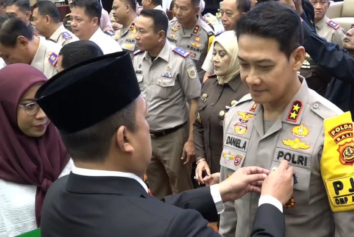 Menteri ATR/BPN Nusron Wahid menyematkan pin emas kepada Kapolda Bali Irjen Daniel Adityajaya yang dianggap bereperan dalam pemberantasan mafia tanah. (Istimewa) - Image