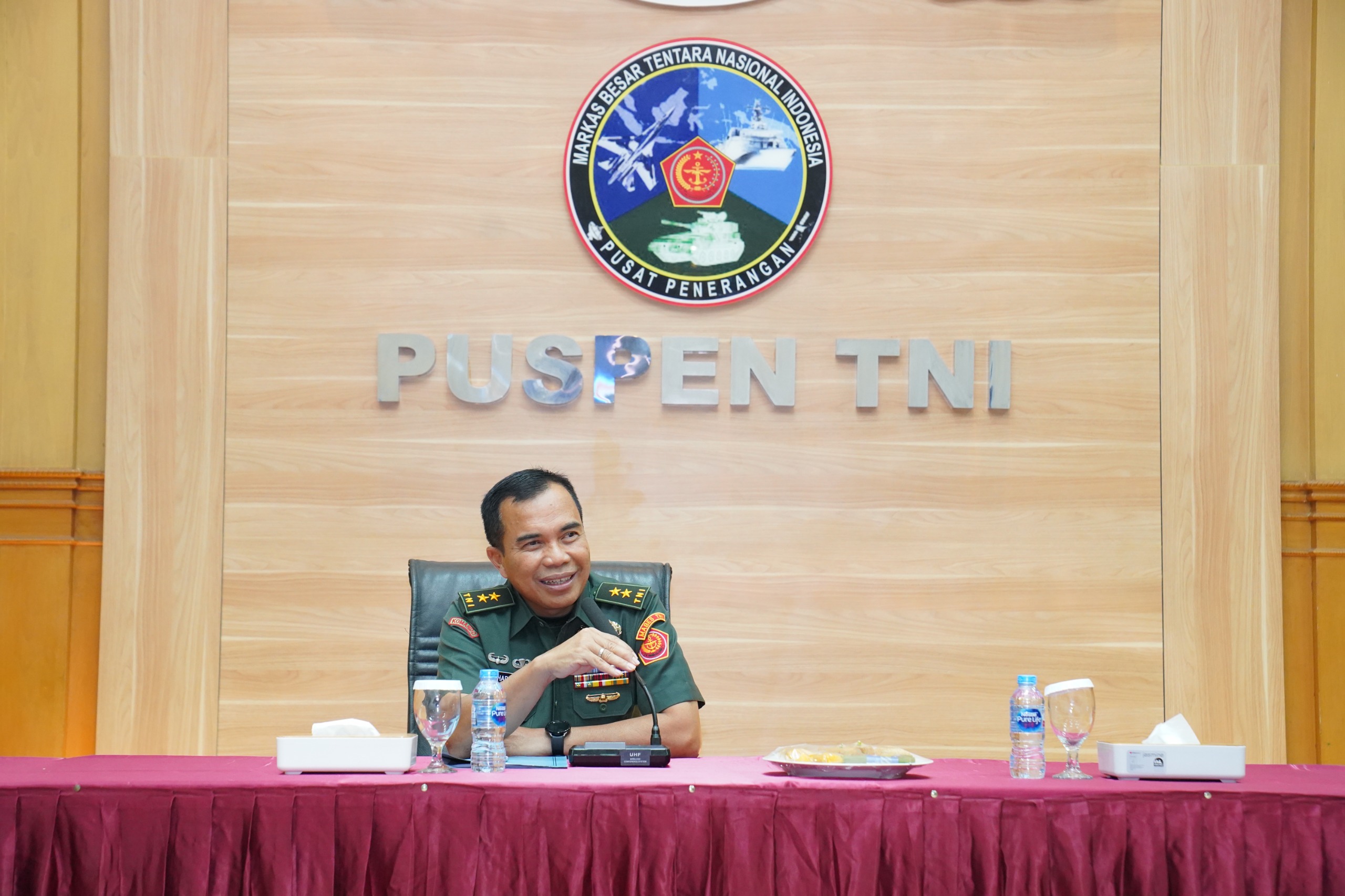 Kepala Pusat Penerangan (Kapuspen) TNI Mayjen TNI Hariyanto menyampaikan bahwa perwira menengah berpangkat kolonel tidak punya hubungan bisnis dengan Ivan Sugianto (Puspen TNI). - Image
