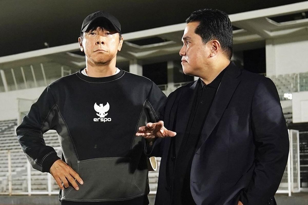 Erick Thohir bersama Coach STY. Erick optimistis Timnas Indonesia raih poin maksimal untuk melaju ke putaran keempat Kualifikasi Piala Dunia 2026. (Instagram @erickthohir) - Image